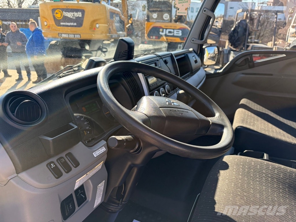 Mitsubishi Canter Fuso Treileri ar āķi