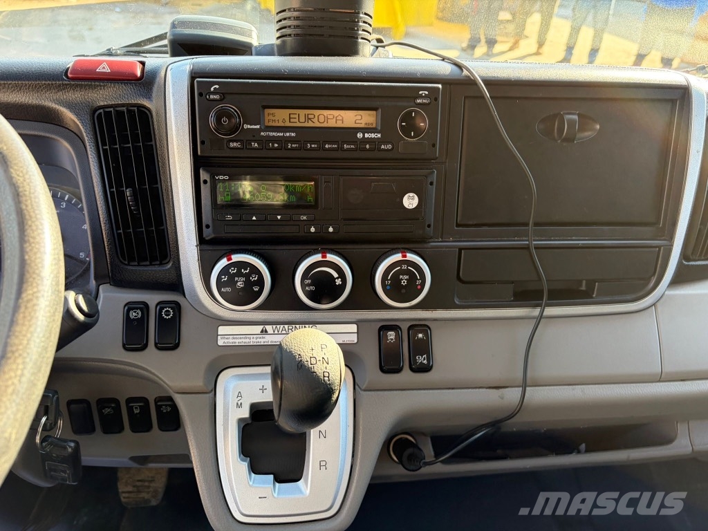 Mitsubishi Canter Fuso Treileri ar āķi