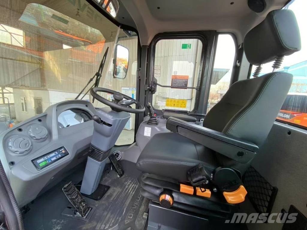 Develon SD 320 휠로우더