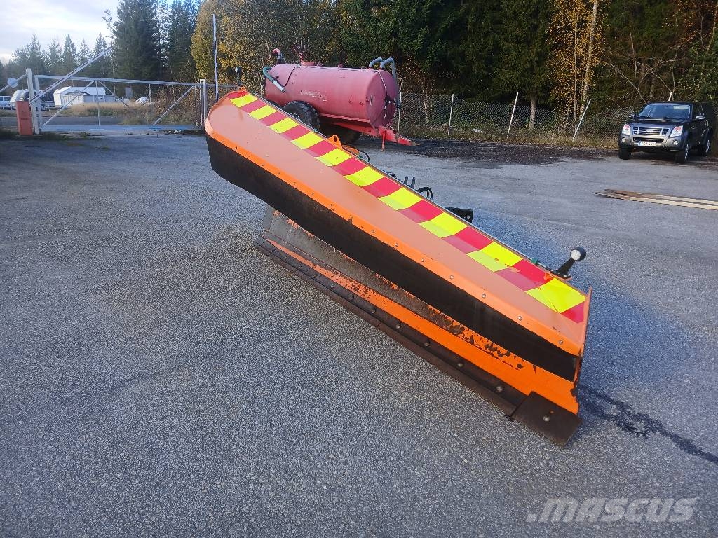 FMG AA 390 Schneeschilde und -pflüge
