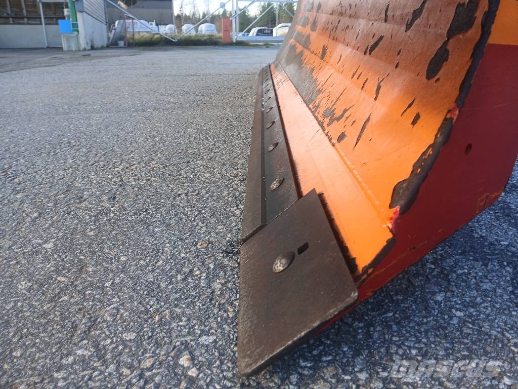 FMG AA 390 Schneeschilde und -pflüge