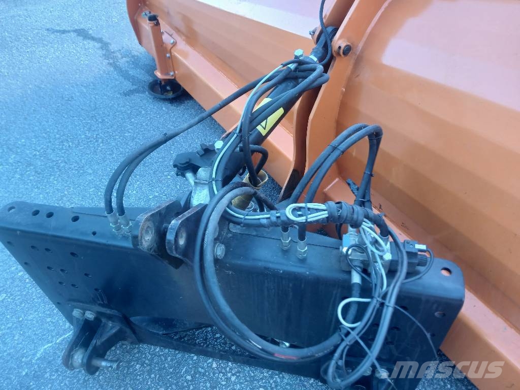 FMG AA 390 Schneeschilde und -pflüge