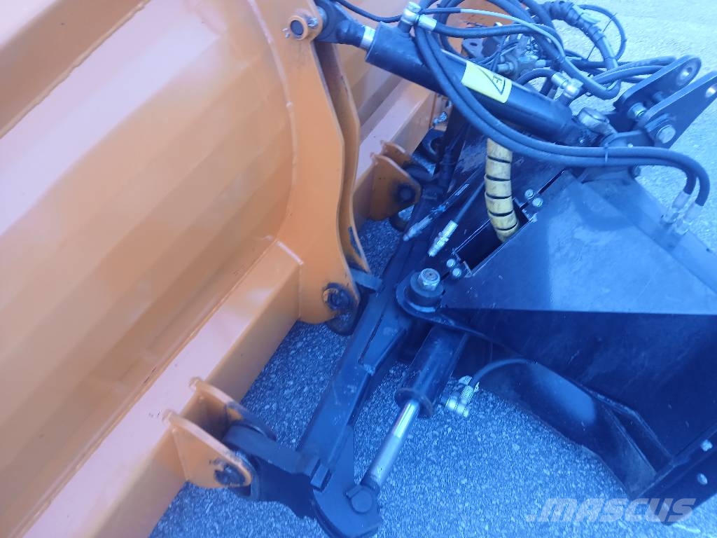 FMG AA 390 Schneeschilde und -pflüge