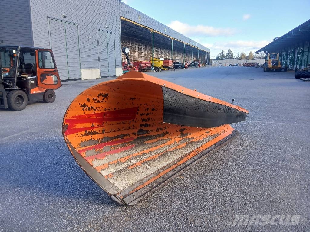 FMG AA 390 Schneeschilde und -pflüge