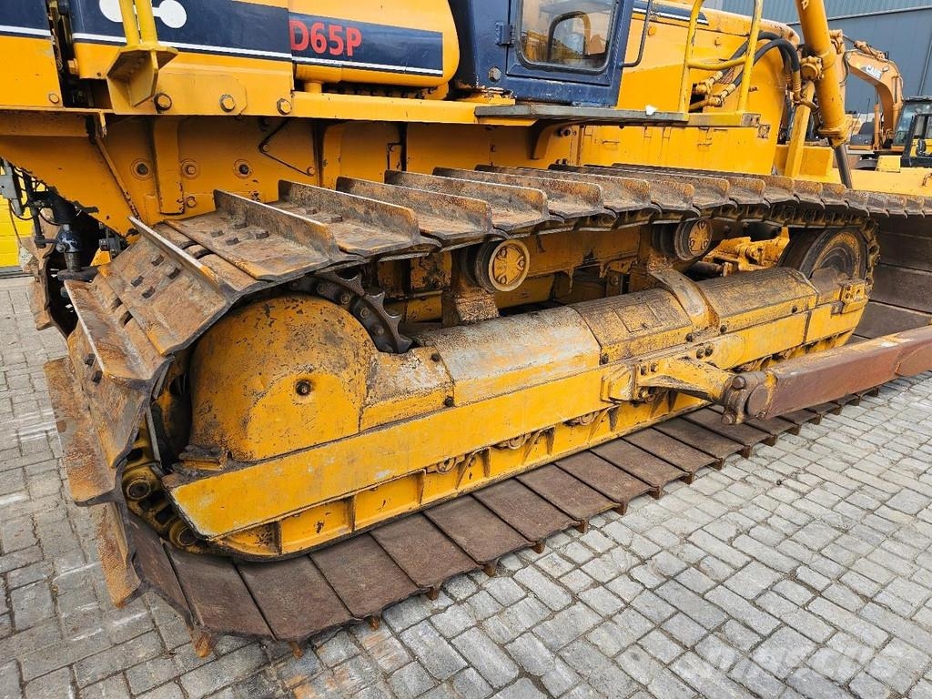 Komatsu D65P-6 بلدوزرات مجنزرة
