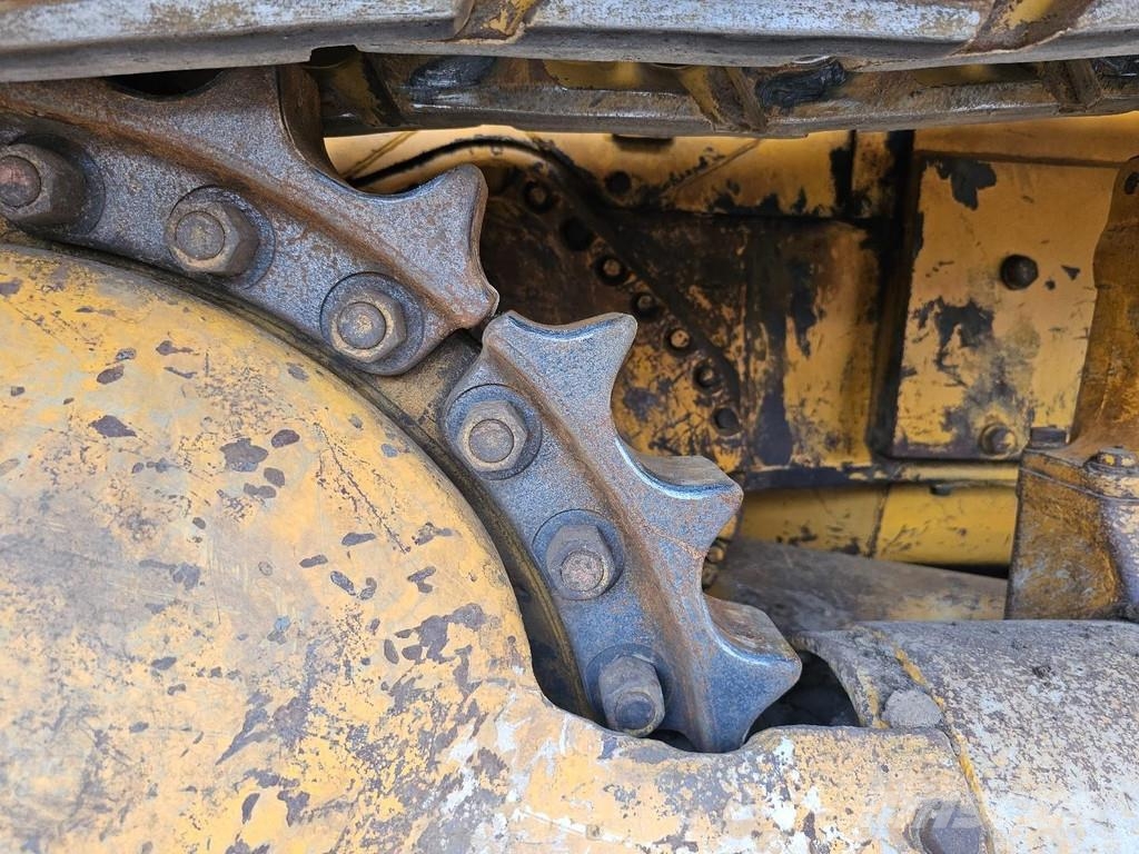 Komatsu D65P-6 بلدوزرات مجنزرة