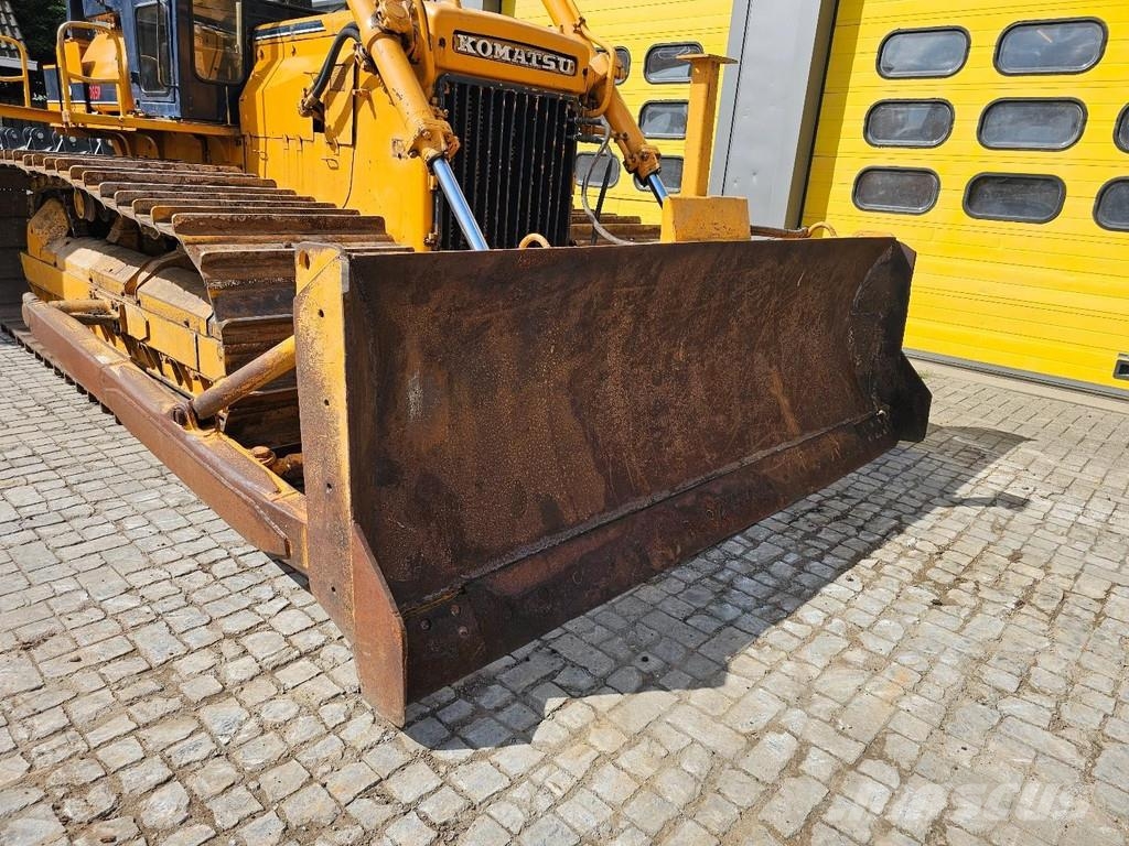 Komatsu D65P-6 بلدوزرات مجنزرة