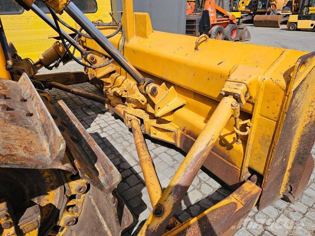 Komatsu D65P-6 بلدوزرات مجنزرة