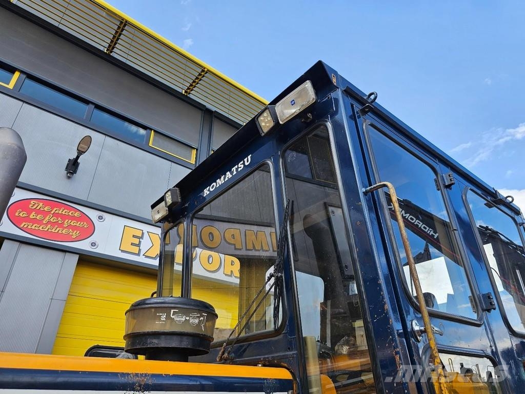Komatsu D65P-6 بلدوزرات مجنزرة