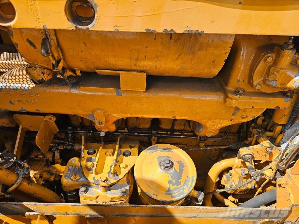 Komatsu D65P-6 بلدوزرات مجنزرة