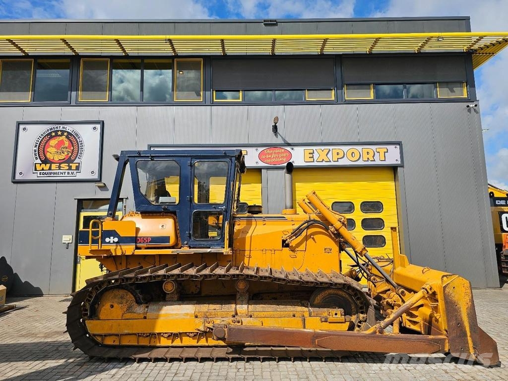 Komatsu D65P-6 بلدوزرات مجنزرة