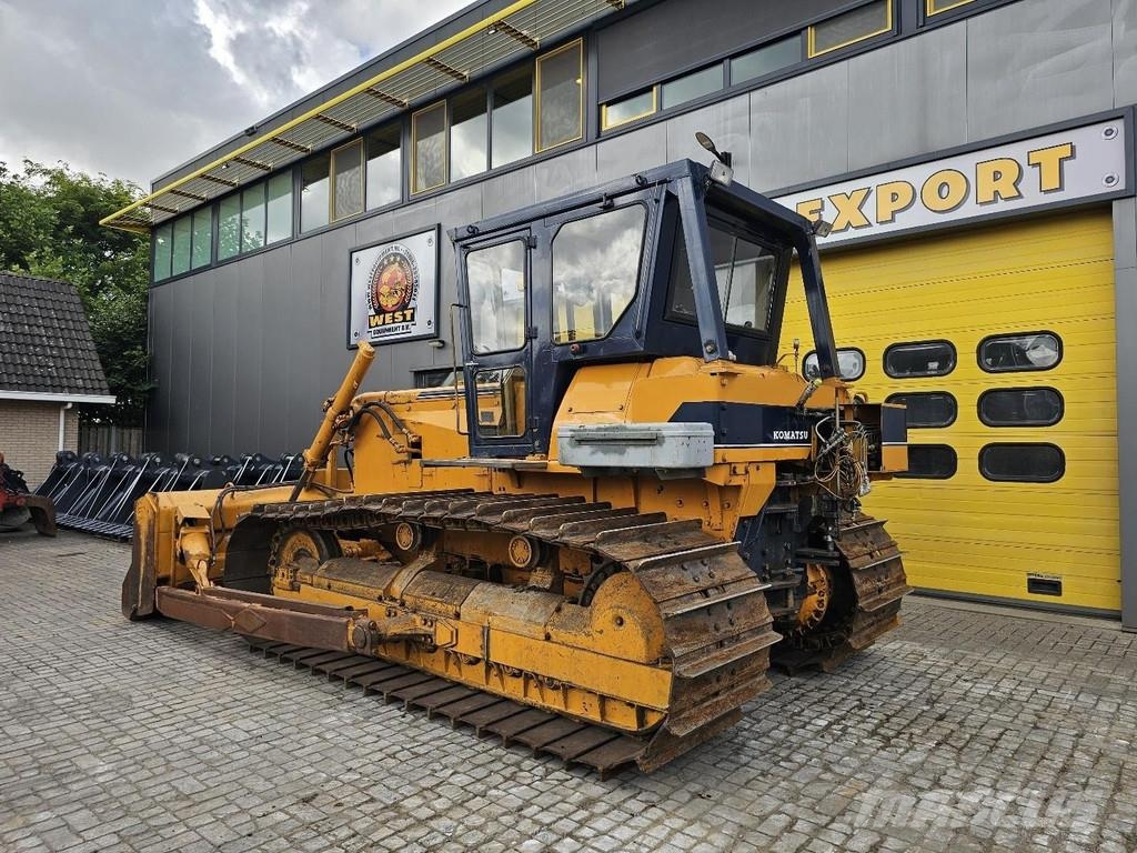 Komatsu D65P-6 بلدوزرات مجنزرة