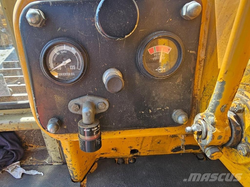 Komatsu D65P-6 بلدوزرات مجنزرة