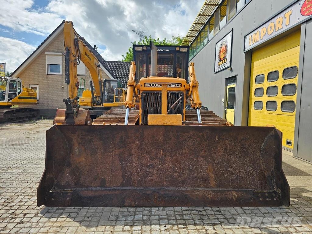 Komatsu D65P-6 بلدوزرات مجنزرة