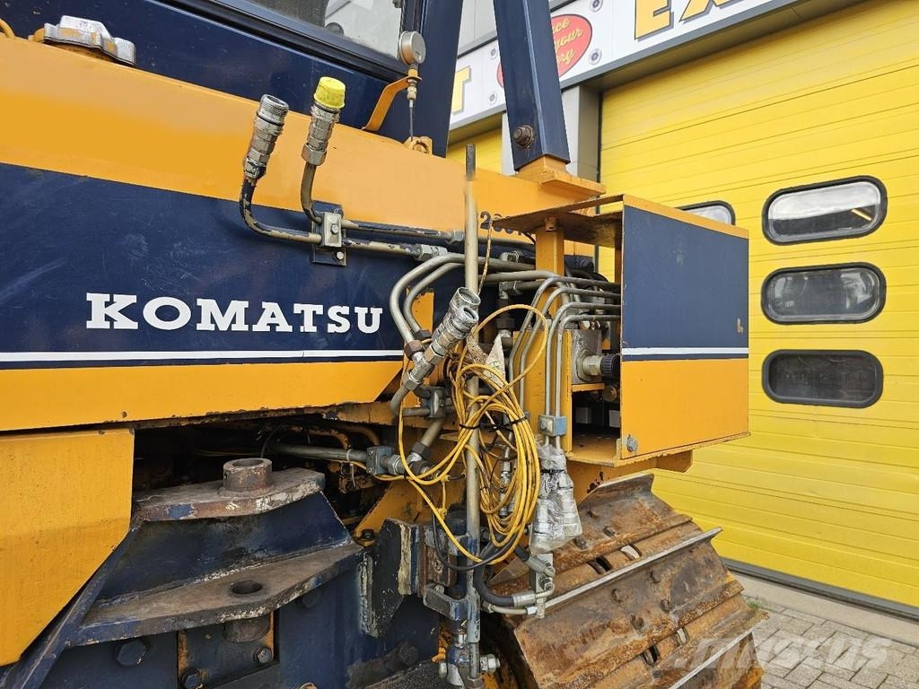 Komatsu D65P-6 بلدوزرات مجنزرة