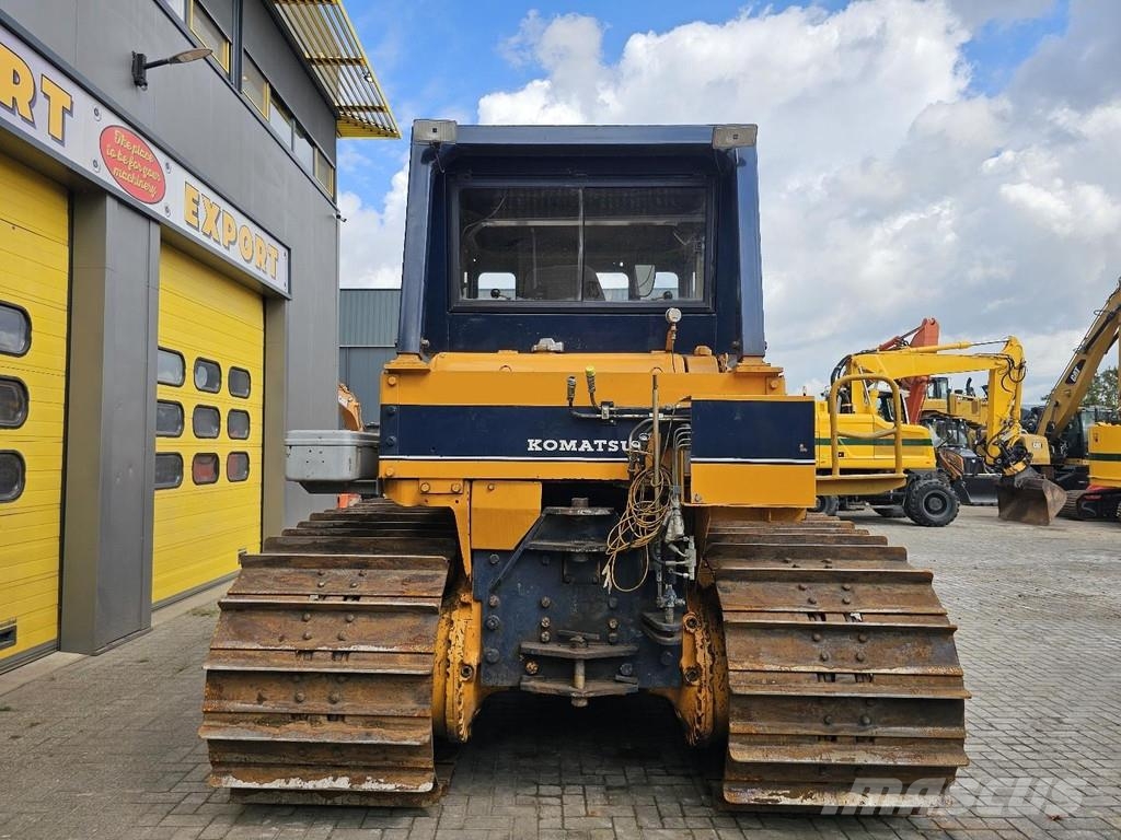 Komatsu D65P-6 بلدوزرات مجنزرة