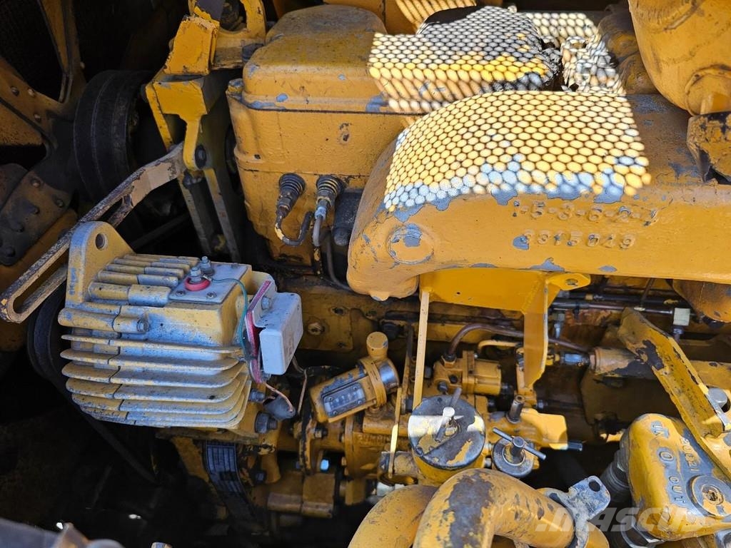 Komatsu D65P-6 بلدوزرات مجنزرة