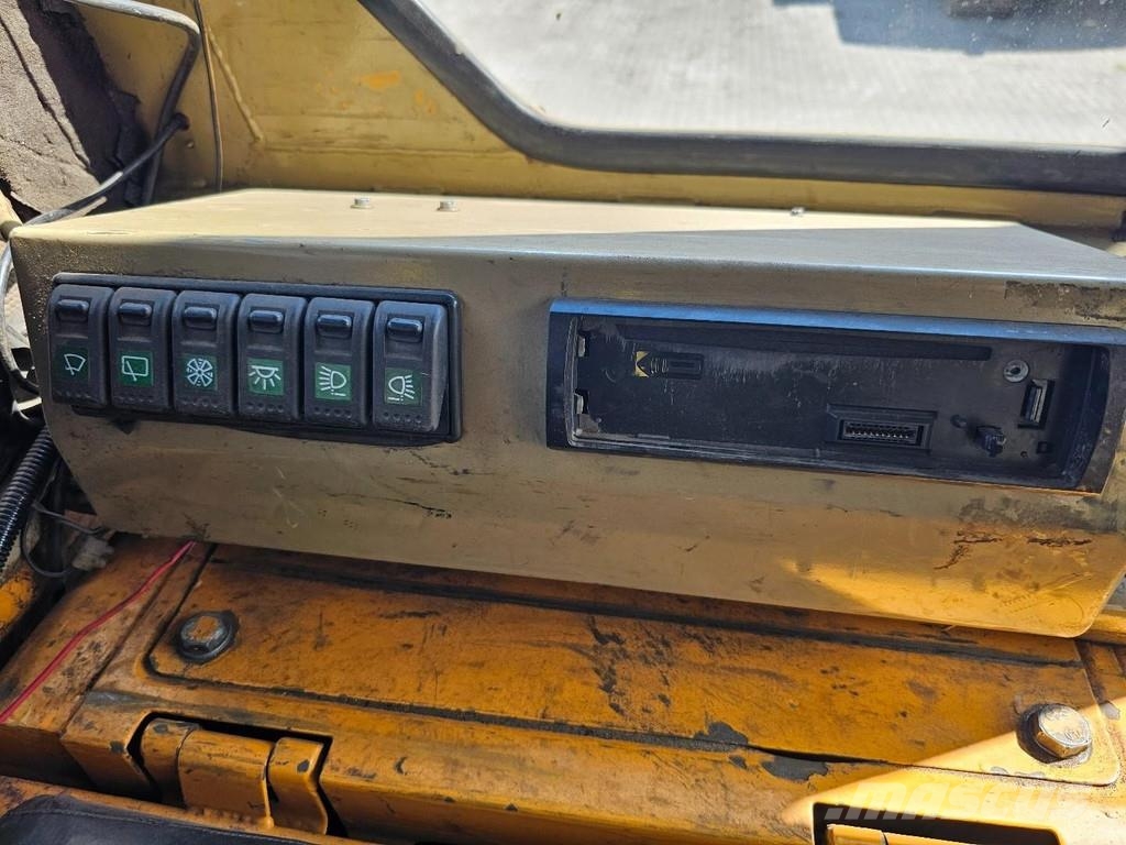 Komatsu D65P-6 بلدوزرات مجنزرة