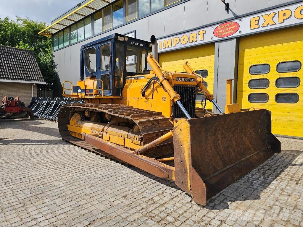 Komatsu D65P-6 بلدوزرات مجنزرة
