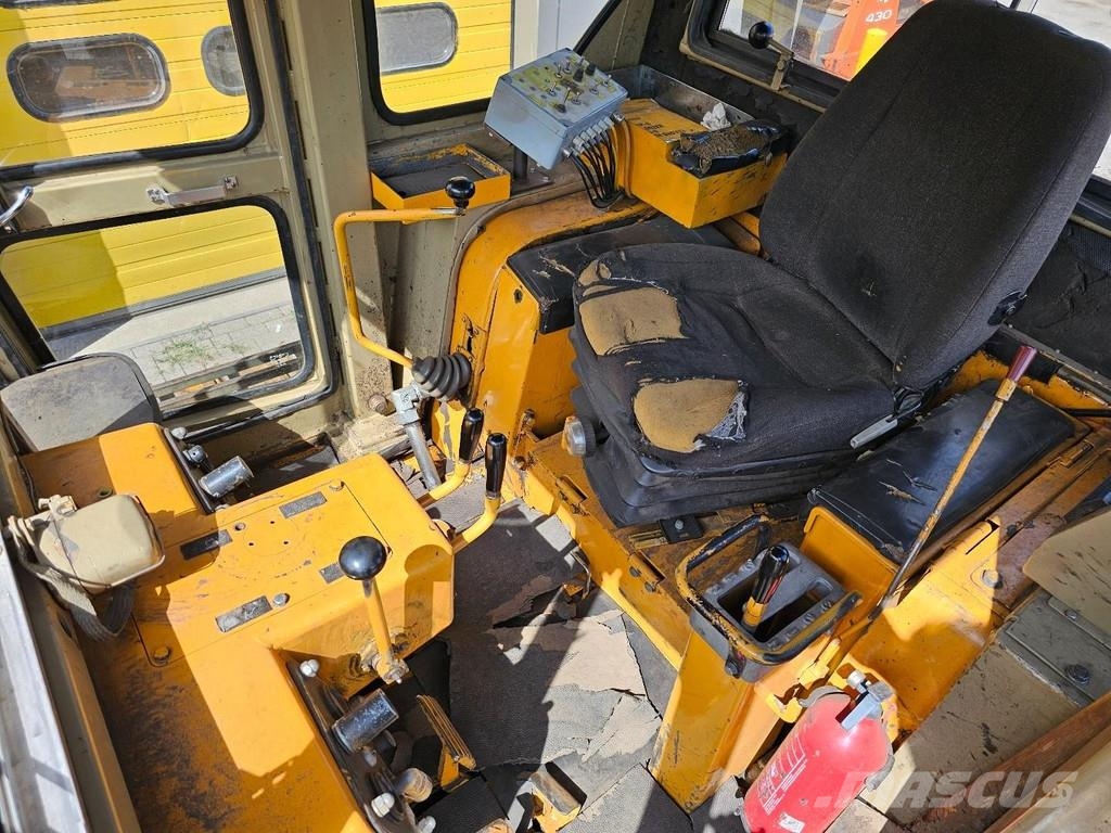 Komatsu D65P-6 بلدوزرات مجنزرة