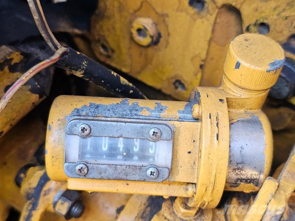 Komatsu D65P-6 بلدوزرات مجنزرة