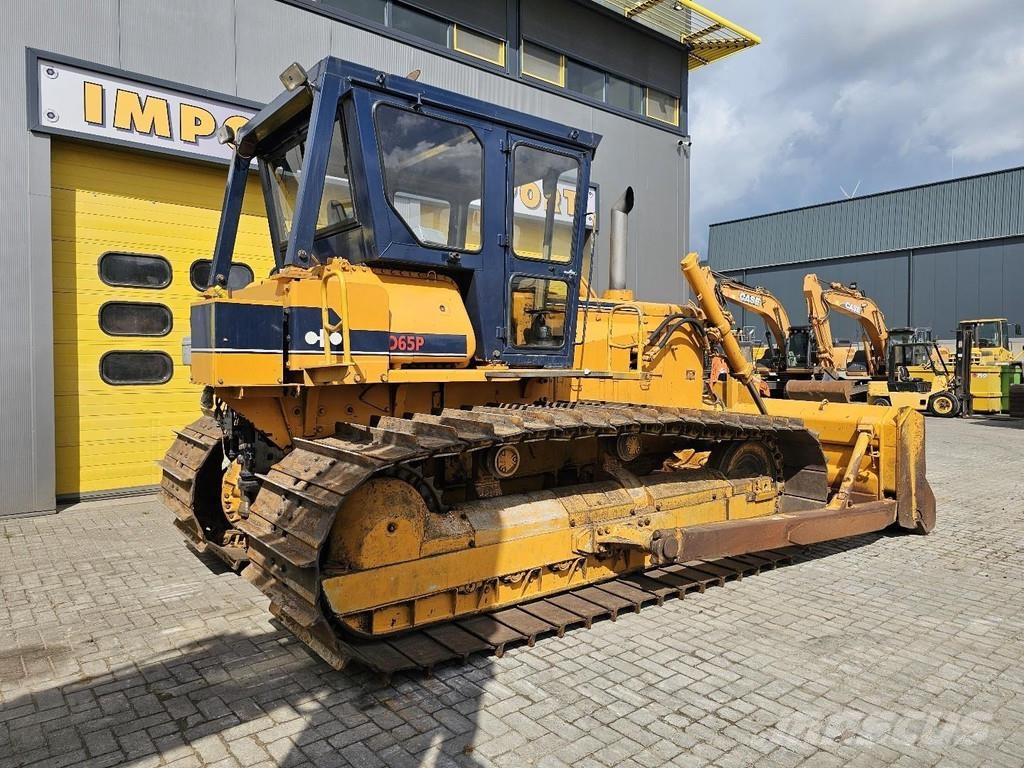 Komatsu D65P-6 بلدوزرات مجنزرة