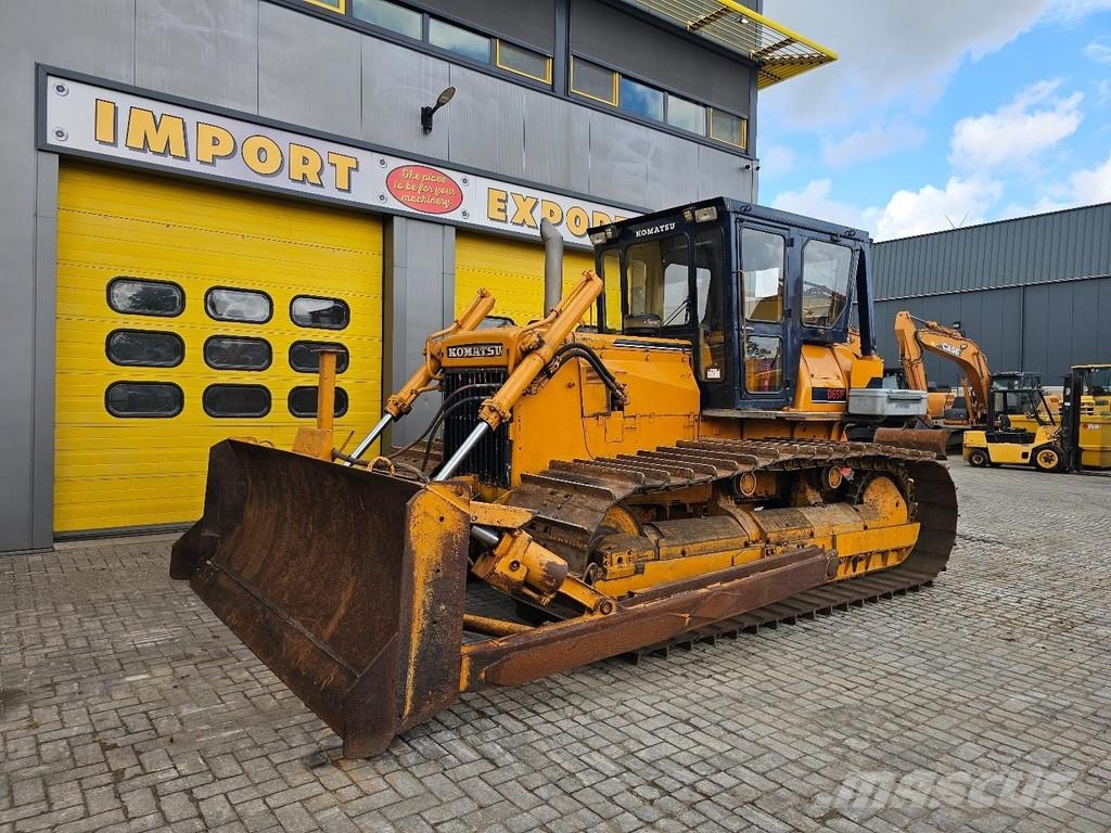 Komatsu D65P-6 بلدوزرات مجنزرة