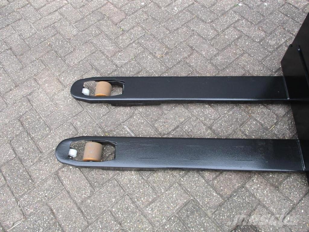 Toyota LWE140 Lavansiirtotrukit
