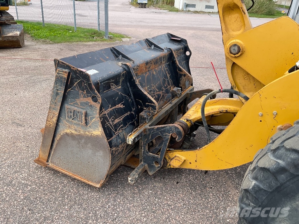 CAT 908 H 2 Chargeuse sur pneus