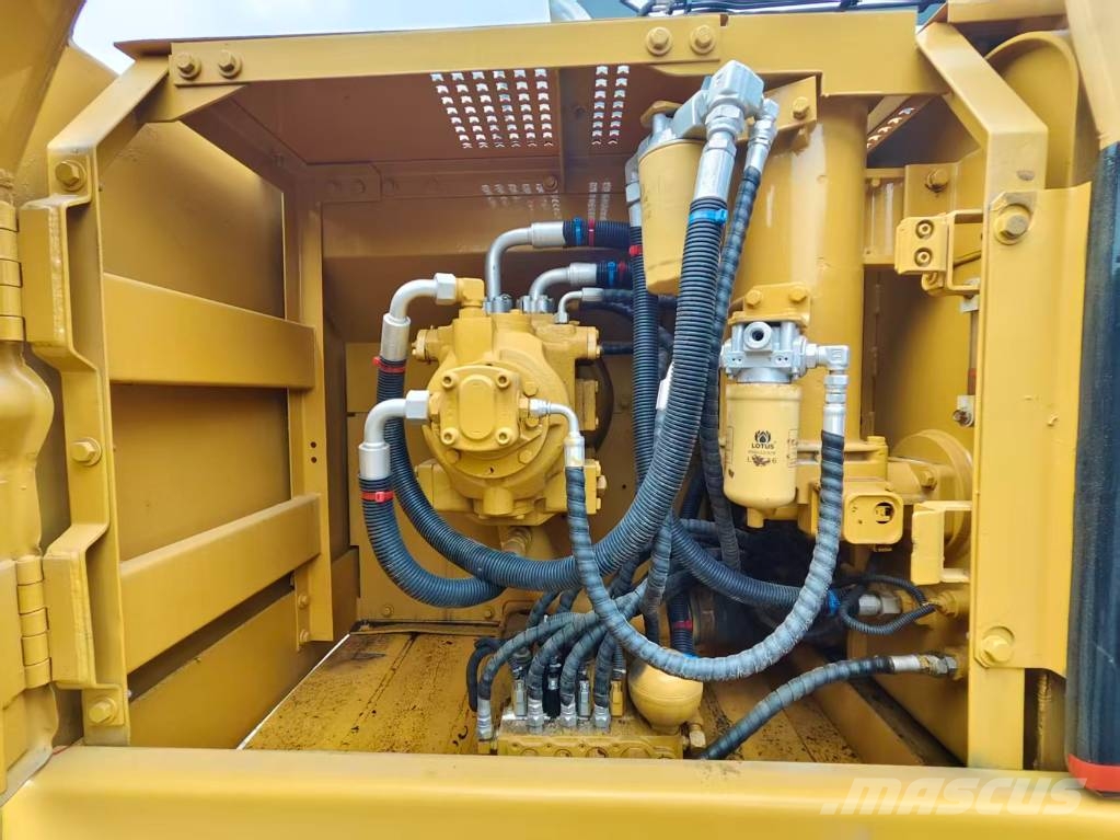 CAT 320BL Гусеничні екскаватори