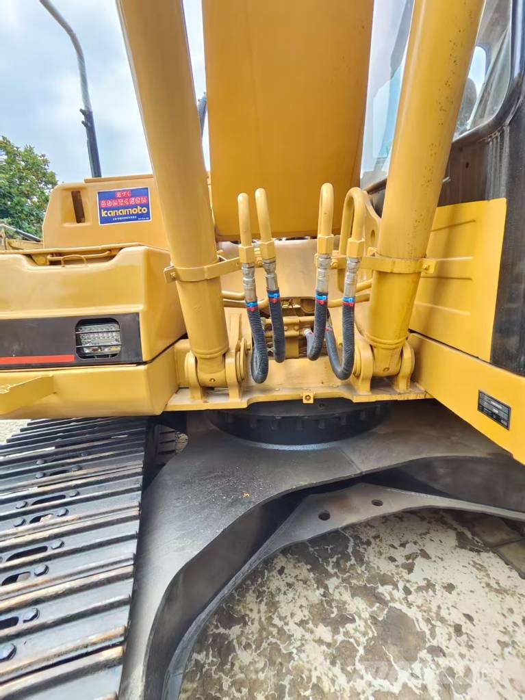 CAT 320BL Гусеничні екскаватори
