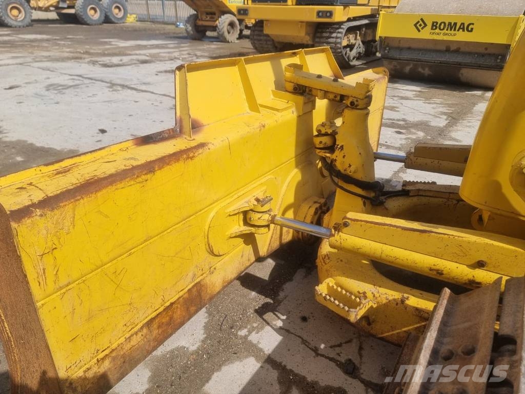 Komatsu D 39 PX-24 Buldozer sobre oruga