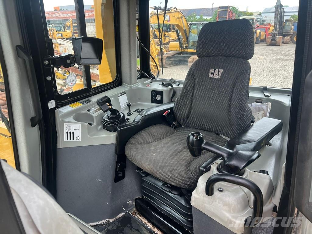 CAT D6T . Buldozer sobre oruga
