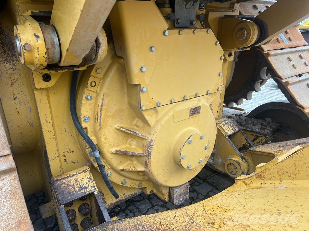 CAT D6T . Buldozer sobre oruga