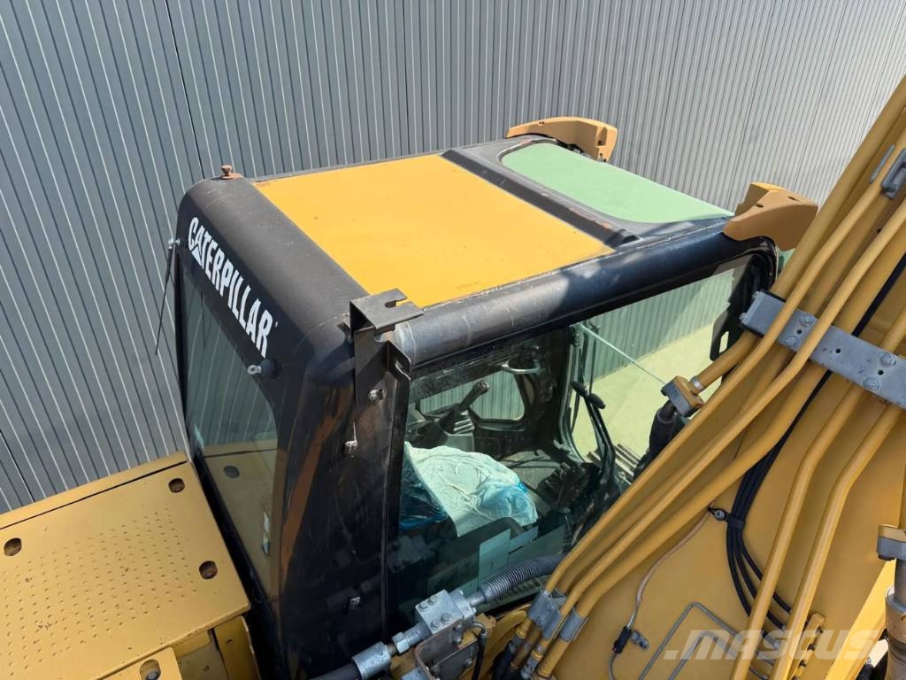 CAT 323D L Raupenbagger