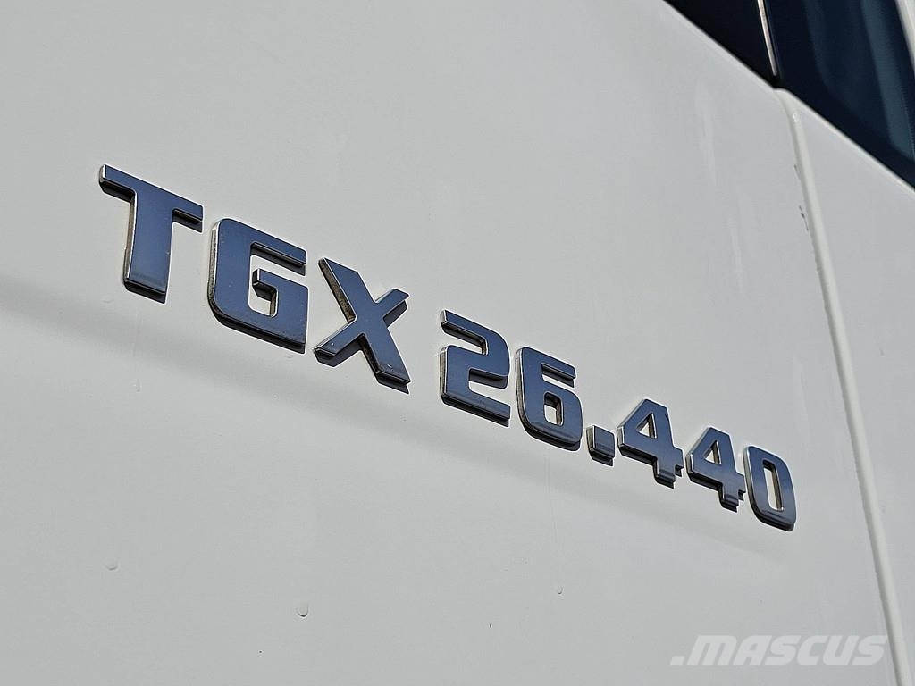 MAN 26.440 TGX 6X2 TAILLIFT شاحنات ذات هيكل صندوقي
