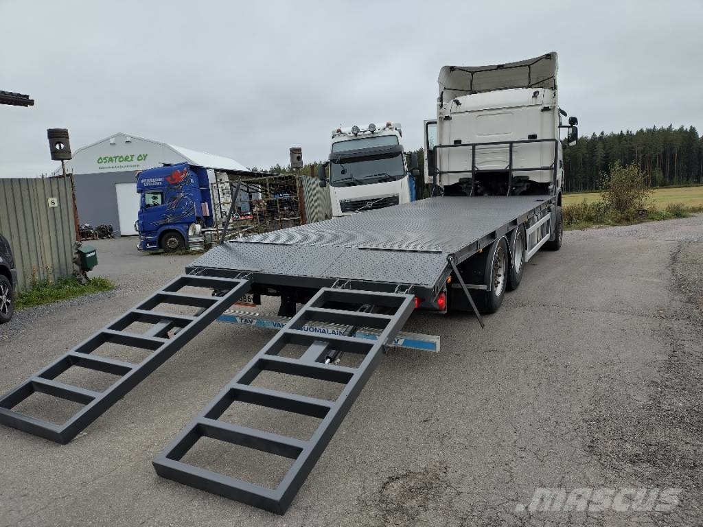 Scania R560 6x2 täysilmaj.uusi koneenkuljetusritilä Camiones de cama baja