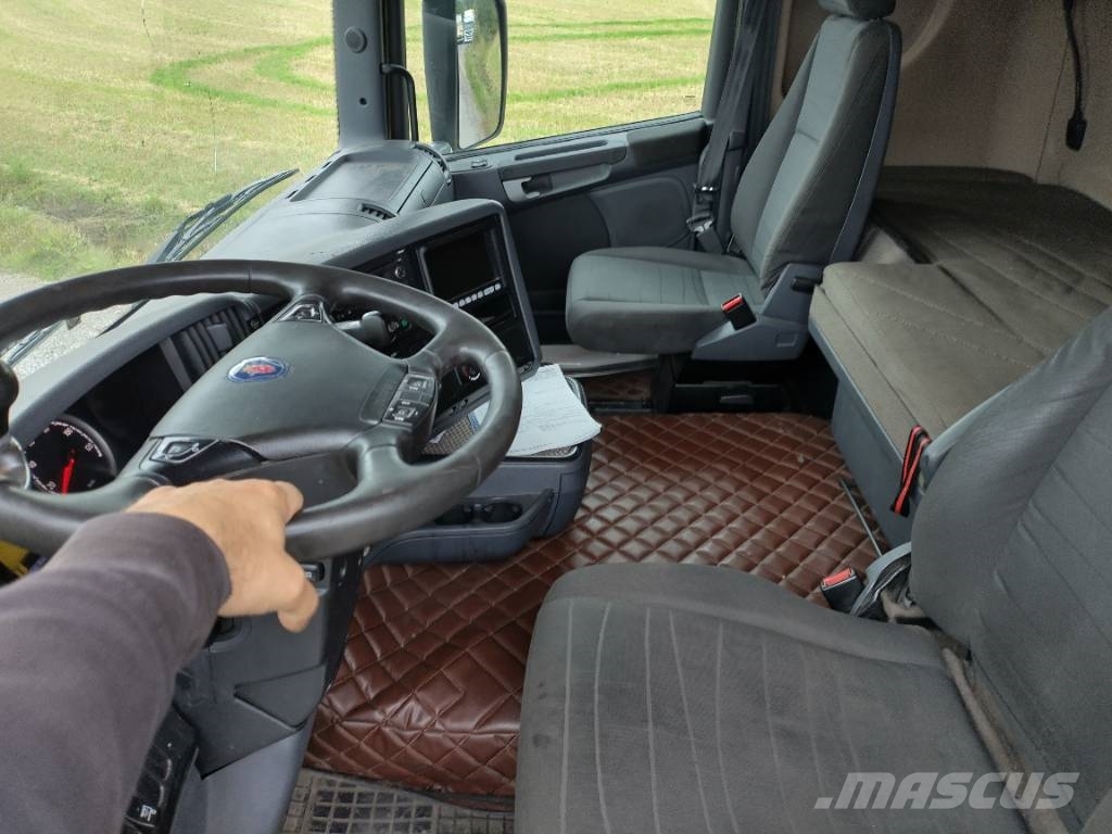 Scania R560 6x2 täysilmaj.uusi koneenkuljetusritilä Camiones de cama baja