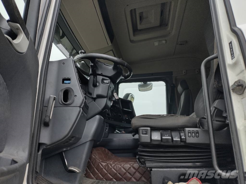 Scania R560 6x2 täysilmaj.uusi koneenkuljetusritilä Camiones de cama baja