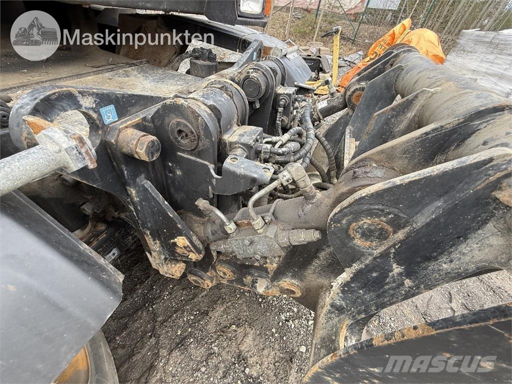 Hitachi ZX 140W-5B حفارات بعجل