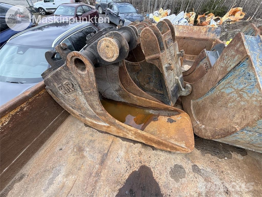 Hitachi ZX 140W-5B حفارات بعجل