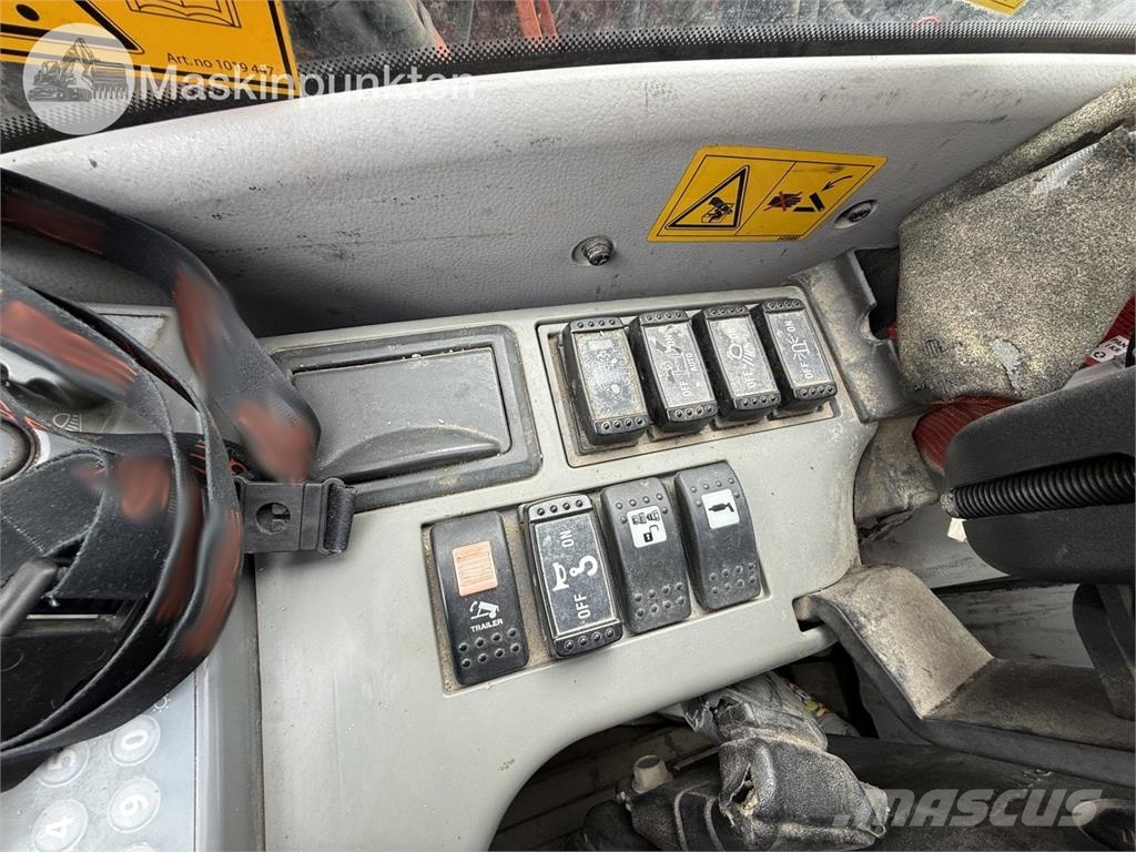 Hitachi ZX 140W-5B حفارات بعجل