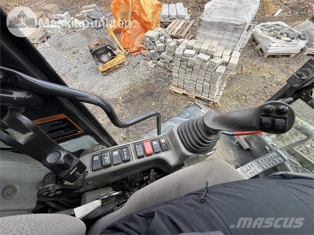 Hitachi ZX 140W-5B حفارات بعجل
