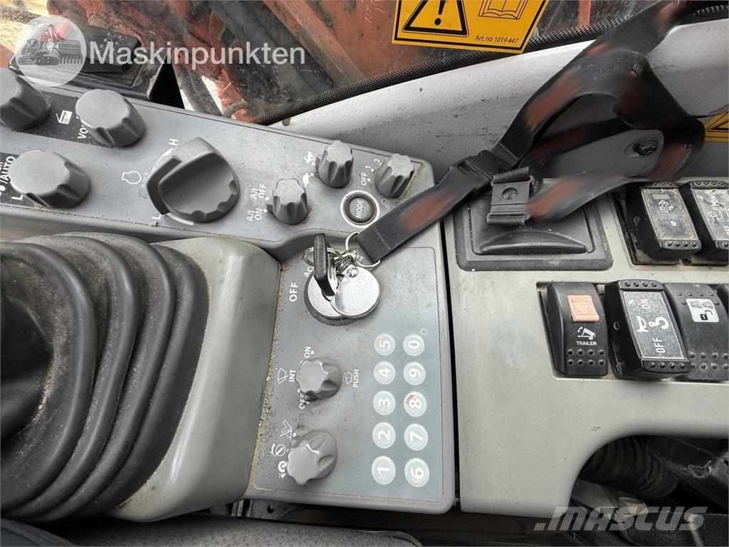 Hitachi ZX 140W-5B حفارات بعجل