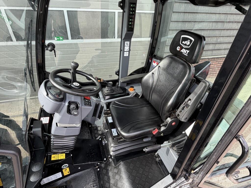 GiANT G3500 X-TRA shovel 2026 87 uur (giekvering AIRCO t Gumikerekes homlokrakodók