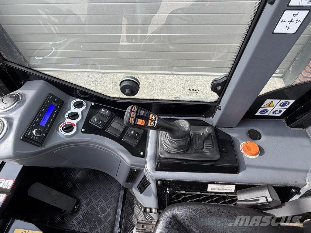 GiANT G3500 X-TRA shovel 2026 87 uur (giekvering AIRCO t Gumikerekes homlokrakodók