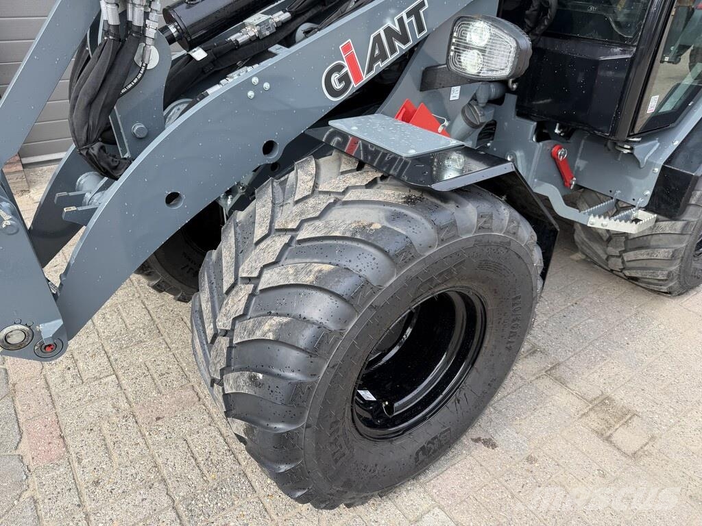 GiANT G3500 X-TRA shovel 2026 87 uur (giekvering AIRCO t Gumikerekes homlokrakodók