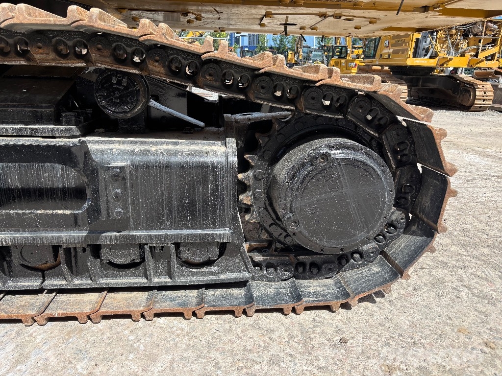 CAT 352 حفارات زحافة