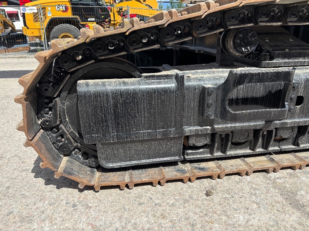CAT 352 حفارات زحافة