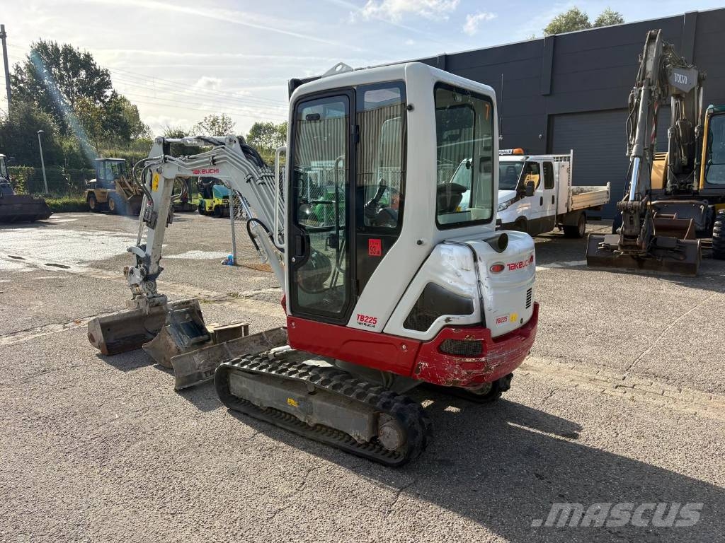 Takeuchi TB 225 POWERTILT!! Minigraafmachines < 7t